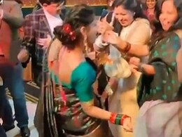 VIDEO: इश्क तेरा तड़पावे गाना सुन आंटी खो बैठीं आपा, किया ऐसा डांस लोग बोले- अरे भाई रोको इन्हें VIDEO: इश्क तेरा तड़पावे गाना सुन आंटी खो बैठीं आपा, किया ऐसा डांस लोग बोले- अरे भाई रोको इन्हें