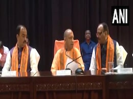 विधानसभा में विपक्ष के अटैक से पहले लखनऊ में साथ-साथ 'योगी, केशव और ब्रजेश' विधानसभा में विपक्ष के अटैक से पहले लखनऊ में साथ-साथ 'योगी, केशव और ब्रजेश'