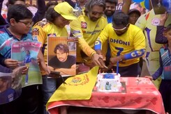MS Dhoni 43rd Birthday: Fans Celebrate Birthday Near His House In Ranchi MS Dhoni 43rd Birthday: Fans Celebrate Birthday Near His House In Ranchi