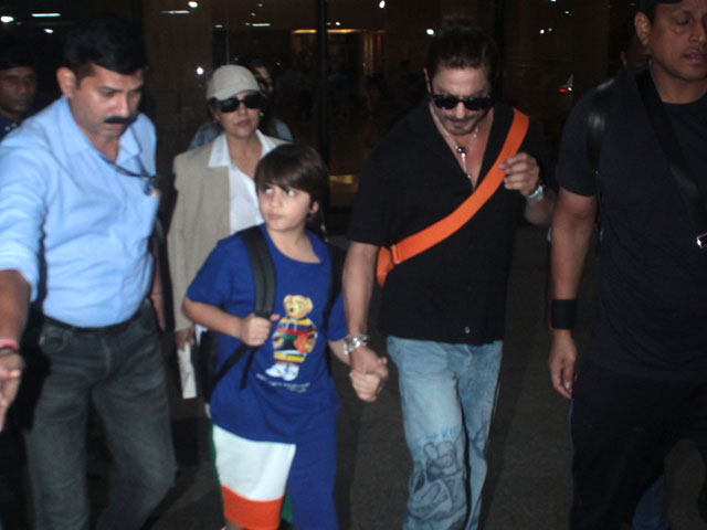 Airport Spotting: Shah Rukh Khan With Gauri And AbRam