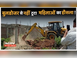 JCB चलाने गए सरकारी अफसरों पर टूट पड़ी महिलाएं.... उल्टे पैर भागे अधिकारी ! JCB चलाने गए सरकारी अफसरों पर टूट पड़ी महिलाएं.... उल्टे पैर भागे अधिकारी !