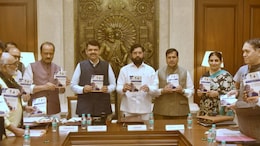 कौशल्य, रोजगार विभागाच्या निर्णयांची माहिती पुस्तिका प्रकाशित झाली; मुख्यमंत्र्यांच्या हस्ते प्रकाशन