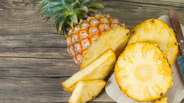 Health Benefits of eating pineapple: It promotes a healthy gut by balancing gut bacteria