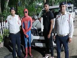 ट्रैफ़िक रूल तोड़ने वाला 'स्पाइडर मैन' लोगों को क्या मैसेज देना चाहता है...? ट्रैफ़िक रूल तोड़ने वाला 'स्पाइडर मैन' लोगों को क्या मैसेज देना चाहता है...?
