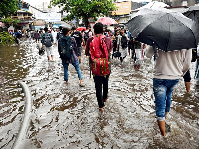 Mumbai Rains: बारिश और जलभराव के बाद विपक्ष ने सरकार के इंतजाम पर उठाए सवाल