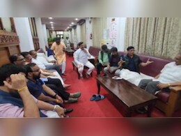 कर्नाटक विधानसभा में कंबल तकिये लेकर पहुंचे बीजेपी विधायक, जानें क्यों रहे हैं विरोध प्रदर्शन कर्नाटक विधानसभा में कंबल तकिये लेकर पहुंचे बीजेपी विधायक, जानें क्यों रहे हैं विरोध प्रदर्शन