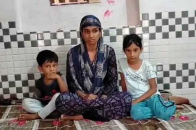 चूरू के रहमान की पहली पत्नी फरीदा अपने दोनों बच्चों के साथ. चूरू के रहमान की पहली पत्नी फरीदा अपने दोनों बच्चों के साथ.