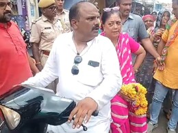 VIDEO: स्कूटर पर बैठकर कार्यकर्ताओं से मिलने निकलीं वसुंधरा राजे, पूर्व सीएम का दिखा अनोखा अंदाज VIDEO: स्कूटर पर बैठकर कार्यकर्ताओं से मिलने निकलीं वसुंधरा राजे, पूर्व सीएम का दिखा अनोखा अंदाज