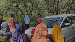 पानी के लिए महिलाओं ने किया केंद्रीय मंत्री का घेराव, जवाब नहीं मिलने पर दी सड़क जाम की चेतावनी