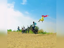 ओह तेरी..बाइक पर से उड़ी 'पापा की परी', वीडियो देख लोगों ने सोशल मीडिया पर जमकर काटी मौज ओह तेरी..बाइक पर से उड़ी 'पापा की परी', वीडियो देख लोगों ने सोशल मीडिया पर जमकर काटी मौज