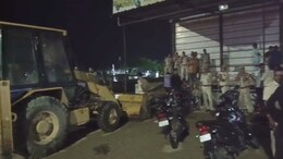 Jhalawar News: रात के अंधेरे में अतिक्रमण तोड़ने पहुंचा प्रशासन, लोगों के विरोध के बाद लौटा बैरंग