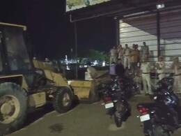 Jhalawar News: रात के अंधेरे में अतिक्रमण तोड़ने पहुंचा प्रशासन, लोगों के विरोध के बाद लौटा बैरंग Jhalawar News: रात के अंधेरे में अतिक्रमण तोड़ने पहुंचा प्रशासन, लोगों के विरोध के बाद लौटा बैरंग