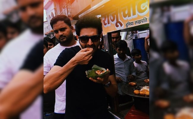 Just Kartik Aaryan Feasting On Chaat In The Streets Of Orchha