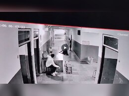 दौसा में 10वीं का छात्र अचानक चलते-चलते जमीन पर गिरा, हो गई मौत; VIDEO आया सामने दौसा में 10वीं का छात्र अचानक चलते-चलते जमीन पर गिरा, हो गई मौत; VIDEO आया सामने