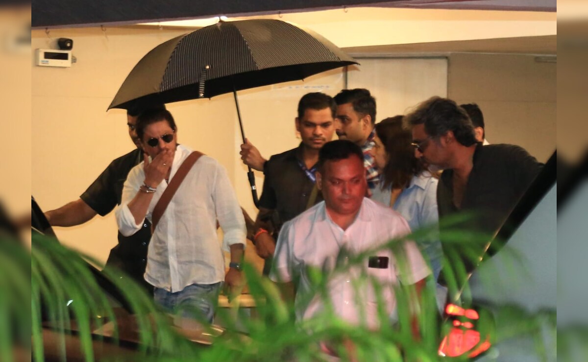 Shah Rukh Khan, Gauri And Suhana Pay Last Respects To Farah Khan's Mom