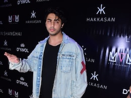Aryan Khan Video: आर्यन खान का वीडियो वायरल, मिस्ट्री गर्ल के साथ कुछ यूं स्पॉट हुए शाहरुख खान के लाडले Aryan Khan Video: आर्यन खान का वीडियो वायरल, मिस्ट्री गर्ल के साथ कुछ यूं स्पॉट हुए शाहरुख खान के लाडले
