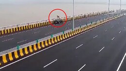 तरुणाने अटल सेतूवर गाडी थांबवली, अन् क्षणाचाही विचार न करता केले धक्कादायक कृत्य