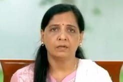 Arvind Kejriwal की गिरफ्तारी पर उनकी पत्नी Sunita Kejriwal ने उठाए सवाल Arvind Kejriwal की गिरफ्तारी पर उनकी पत्नी Sunita Kejriwal ने उठाए सवाल