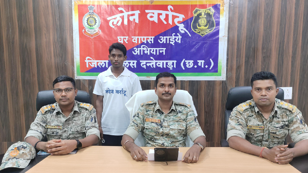 दंतेवाड़ा: 5 लाख के इनामी नक्सली ने किया सरेंडर