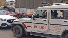 अलवर: बीच सड़क महिला ने की आत्मदाह की कोशिश, पीड़िता बोली-मकान मालिक ने बलात्कार का किया प्रयास