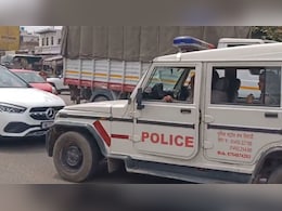 अलवर: बीच सड़क महिला ने की आत्मदाह की कोशिश, पीड़िता बोली-मकान मालिक ने बलात्कार का किया प्रयास अलवर: बीच सड़क महिला ने की आत्मदाह की कोशिश, पीड़िता बोली-मकान मालिक ने बलात्कार का किया प्रयास