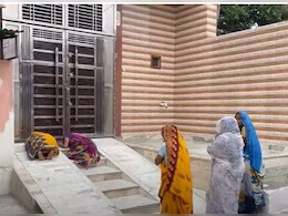 20 साल से सूरज पाल नहीं आए, लेकिन भक्त आज भी टेकते हैं 'बाबा की कुटिया' पर मत्था 20 साल से सूरज पाल नहीं आए, लेकिन भक्त आज भी टेकते हैं 'बाबा की कुटिया' पर मत्था