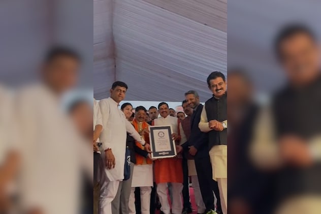 मुख्यमंत्री डॉक्टर मोहन यादव ने गिनीज़ बुक ऑफ़ वर्ल्ड रिकॉर्ड की ओर से प्रमाण पत्र प्राप्त किया है. मुख्यमंत्री डॉक्टर मोहन यादव ने गिनीज़ बुक ऑफ़ वर्ल्ड रिकॉर्ड की ओर से प्रमाण पत्र प्राप्त किया है.