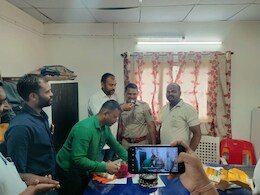 PSI चं अवैध मद्य विक्रेत्यांसोबत पोलीस स्टेशनमध्ये वाढदिवसाचं सेलिब्रेशन, वरिष्ठांकडून मिळालं 'गिफ्ट'