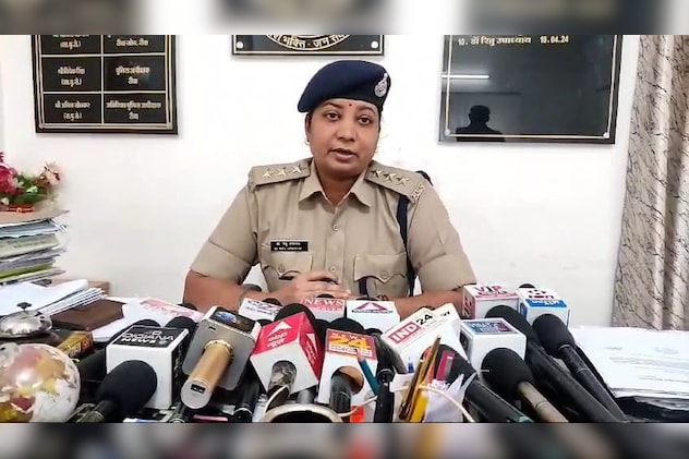 पुलिस अधिकारी मीडिया को घटना से संबंधित जानकारी देते हुए. पुलिस अधिकारी मीडिया को घटना से संबंधित जानकारी देते हुए.
