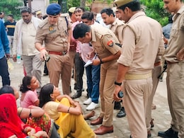 "जनसैलाब, भीषण गर्मी, अव्यवस्था, बाहर निकलने का संकरा रास्ता...", चश्मदीदों ने बताई हाथरस हादसे की दर्दनाक कहानी "जनसैलाब, भीषण गर्मी, अव्यवस्था, बाहर निकलने का संकरा रास्ता...", चश्मदीदों ने बताई हाथरस हादसे की दर्दनाक कहानी
