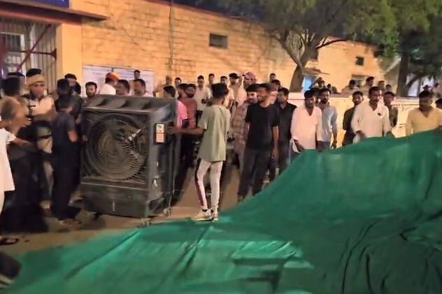 थाने के बाहर धरने पर बैठे लोग 