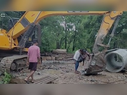 गर्भवती महीलेला जेसीबीच्या सहाय्याने पार करावा लागला नाला गर्भवती महीलेला जेसीबीच्या सहाय्याने पार करावा लागला नाला