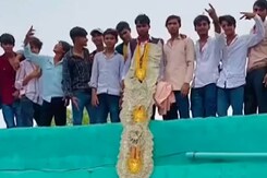 दूल्हे के गले में 500 के नोटों की माला, जानिए क्या है पूरा मामला दूल्हे के गले में 500 के नोटों की माला, जानिए क्या है पूरा मामला