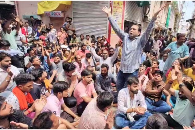 धरने पर बैठकर हनुमान चालीसा का पाठ. धरने पर बैठकर हनुमान चालीसा का पाठ.