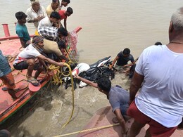 बिहार : कोसी नदी में पुल से टकराने के बाद पलटी नाव, 40 से 50 लोग थे सवार बिहार : कोसी नदी में पुल से टकराने के बाद पलटी नाव, 40 से 50 लोग थे सवार