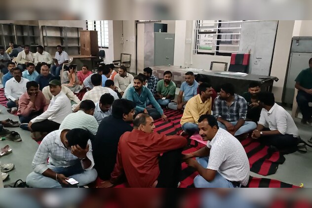 हड़ताल के दौरान फर्स पर बैठे पटवारी. 