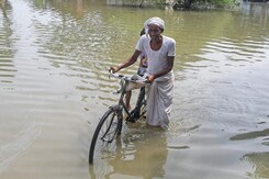 Uttar Pradesh में बाढ़ के हालात, खतरे के निशान से ऊपर नदियां