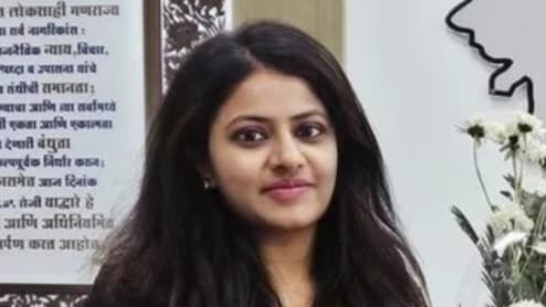 पूर्व ट्रेनी IAS पूजा खेडकर के हाथ पैर बांध घर से क्या-क्या ले गया हमलावर