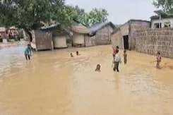 Kushinagar में बाढ़ से बिगड़ते हालात, NDRF की टीम ने 70 लोगों को बचाया
