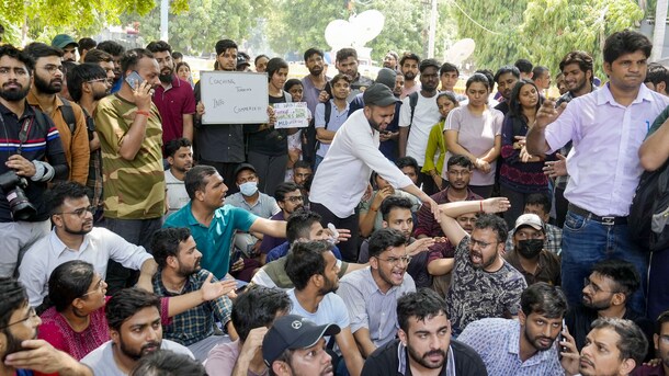 एक बैच में 700-800 छात्र घुसा देते हैं... छात्रों ने बताया कोचिंग में कैसे बेचे जा रहे सपने