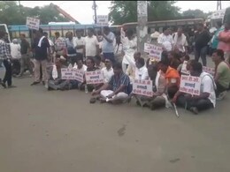 MP News: दमोह RTO के खिलाफ सड़कों पर उतरे बस ऑपरेटर, घूसखोरी और मनमानी के लगाए आरोप MP News: दमोह RTO के खिलाफ सड़कों पर उतरे बस ऑपरेटर, घूसखोरी और मनमानी के लगाए आरोप