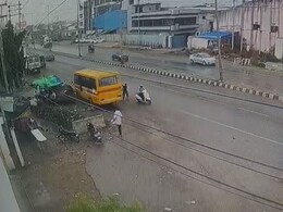 बेकाबू बस ने सड़क किनारे खड़ी महिलाओं को कुचला, एक की मौत, 5 घायल बेकाबू बस ने सड़क किनारे खड़ी महिलाओं को कुचला, एक की मौत, 5 घायल