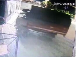 नीचे उतर ट्रक में CNG भरवा रहा था ड्राइवर, जब खलासी ने कर दिया स्टार्ट नीचे उतर ट्रक में CNG भरवा रहा था ड्राइवर, जब खलासी ने कर दिया स्टार्ट