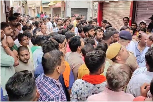 बारां में मंदिर के बाद जमा हुए हिंदू समाज के लोग. बारां में मंदिर के बाद जमा हुए हिंदू समाज के लोग.