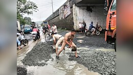 हातात फावडं अन् घमेलं घेवून पोलिस रस्त्यावर 'त्यांनी' असं का केलं?