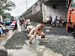 हातात फावडं अन् घमेलं घेवून पोलिस रस्त्यावर 'त्यांनी' असं का केलं?