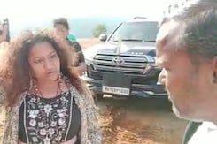 हाथों में बंदूक लिए पूजा की मां ने किसानों को दी धमकी, Social Media पर Viral हाथों में बंदूक लिए पूजा की मां ने किसानों को दी धमकी, Social Media पर Viral