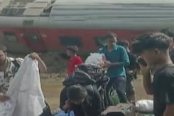 Dibrugarh Express Derails: हादसे में 1 यात्री की मौत, चश्मदीद ने क्या जानकारी दी? Dibrugarh Express Derails: हादसे में 1 यात्री की मौत, चश्मदीद ने क्या जानकारी दी?