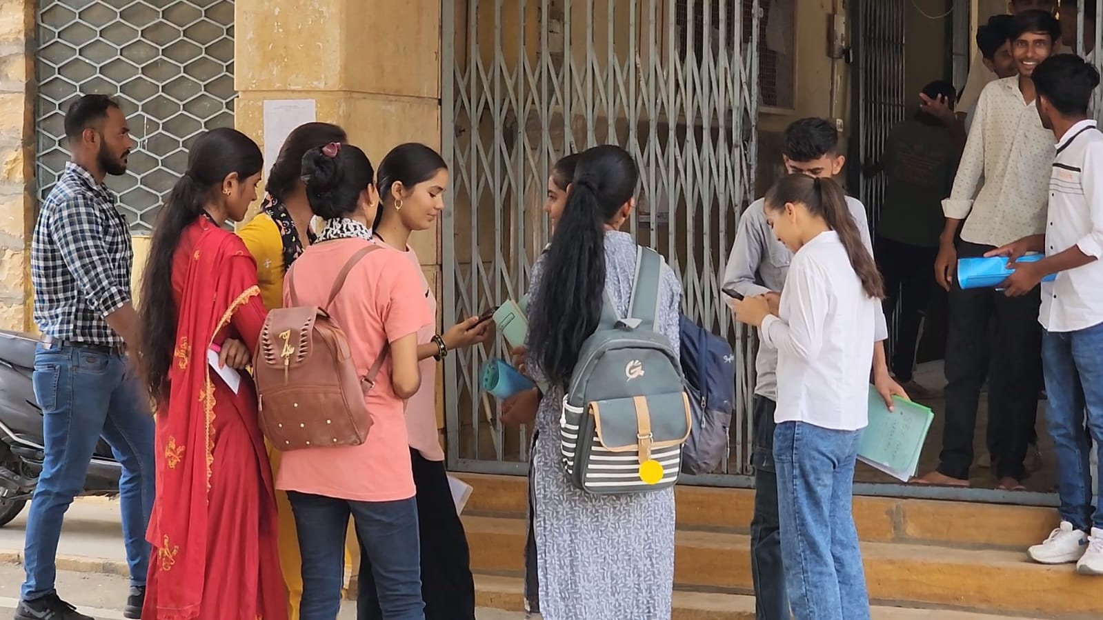 राजस्थान के 200 से अधिक सरकारी शिक्षकों को कारण बताओ नोटिस, जानें क्या है पूरा मामला