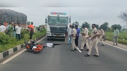Road Accident: ट्राले के पहिया के नीचे आया दो कॉलेज छात्रों का सिर, हेलमेट लगाने के बाद भी नहीं बच सकी जान